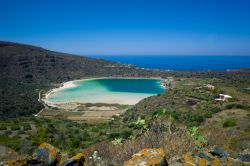 Vista panoramica del lago termale di Pantelleria, lo Specchio di Venere, uno dei laghi più belli della SIcilia