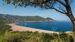 Vista panoramica della spiaggia di Galeria, costa ovest della Corsica