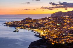 Vista panoramica di Funchal (Madeira) al tramonto, con le luci dell cittò che iniziano ad accendersi.