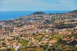 Vista panoramica su Funchal, che con i suoi 115.000 abitanti è la città principale di Madeira (Portogallo).