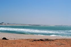 Windsurf presso Foum el Bouir, Dakhla: siamo sul versante atlantico della penisola, pochi km a nord del centro di Dakhla, in un'enorme spiaggia frequentata quasi esclusivamente dai surfisti. ...