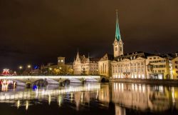 La città vecchia di Zurigo: fotografia nottura nel periodo natalizio natale - © Leonid Andronov / Shutterstock.com