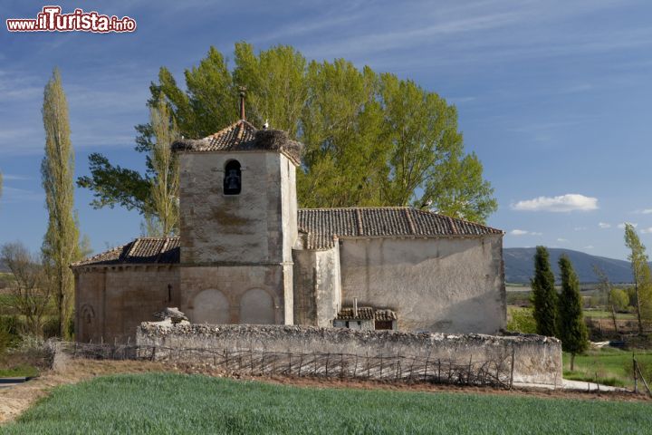 Immagine Chiesa di Segovia, Spagna - Visitando la città di Segovia si possono ammirare decine di chiese, di piccole e grandi dimensioni e dall'architettura più varia, che ne testimoniano la forte tradizione religiosa © Asturcon / Shutterstock.com