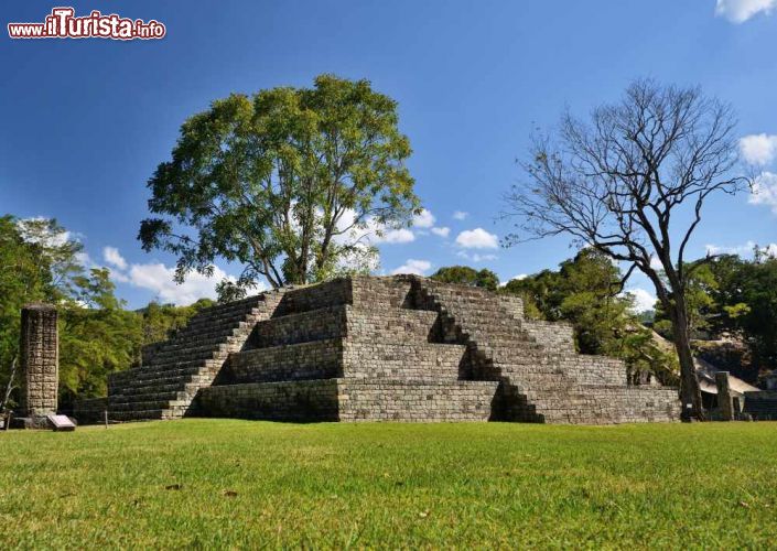 Immagine Piramide nel sito Maya di Copan in Honduras - © soft_light / Shutterstock.com