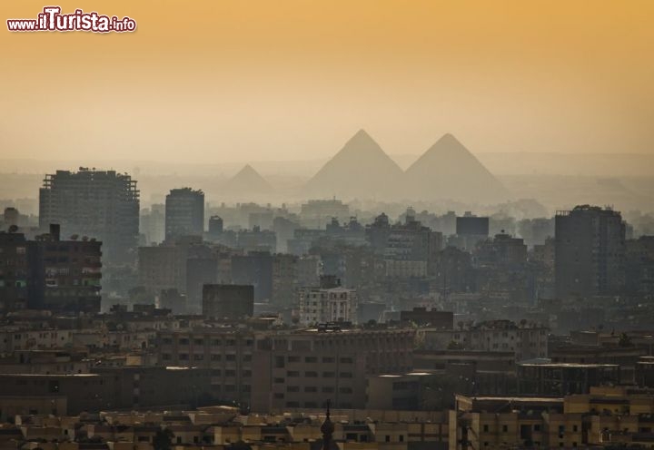 Immagine Piramidi di Giza sullo sfondo della città de Il Cairo, Egitto - © Jason Benz Bennee / shutterstock.com