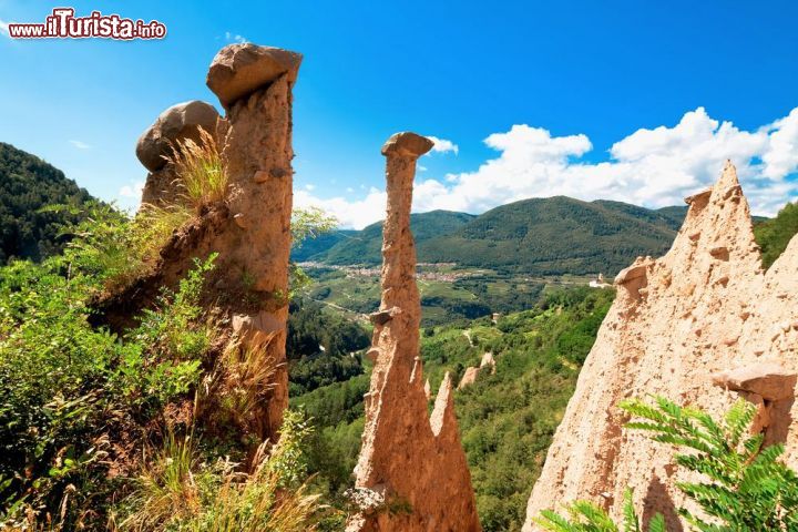 Immagine Le famose piramidi di Segonzano, un fenomeno d'erosione della Val di Cembra in Trentino - © Migel / Shutterstock.com