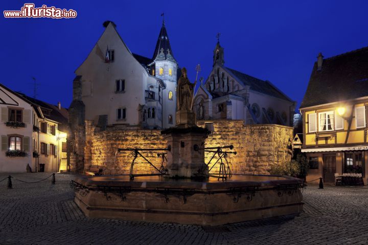 Immagine Place du Chateau, fotografia notturna del borgo di Eguisheim in Alsazia (Francia) - © Bildagentur Zoonar GmbH / Shutterstock.com