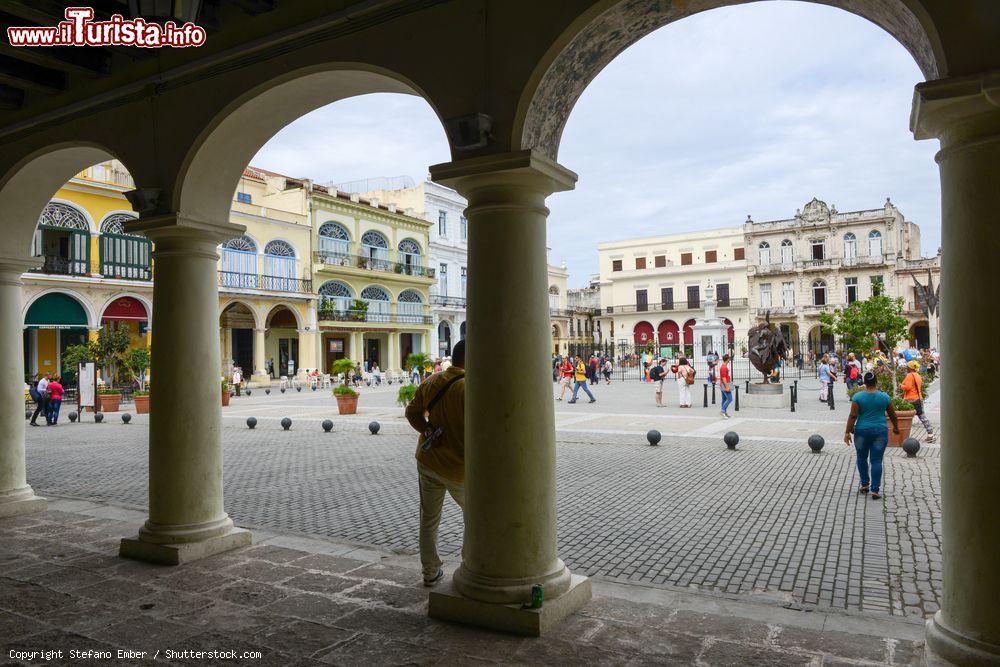 Immagine Gente a passeggio in Plaza Vieja, una delle piazze più significative del quartiere de La Habana Vieja, nella capitale cubana - © Stefano Ember / Shutterstock.com