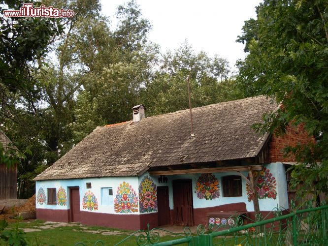 Immagine Zalipie (Polonia) può essere considerato un museo all'aria aperta. Oltre venti edifici e molti oggetti di uso comune nel villaggio sono decorati con fiori dipinti a mano dalle donne locali.