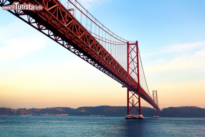 Immagine Il ponte 25 de Abril, a Lisbona, è sospeso sull'estuario del fiume Tago (Tejo). Chiamato inizialmente ponte Salazar, in quanto commissionato dal dittatore Salazar nel 1960, cambiò nome in seguito alla restaurazione della democrazia dopo la rivoluzione dei garofani avvenuta nel 1974, proprio il giorno del 25 Aprile. Questa imponente costruzione in acciaio si estende per quasi 2 chilometri: a costruirla fu l'American Bridge Company, la stessa che si occupò anche del Golden Gate Bridge di San Francisco al quale si ispira proprio il ponte di Lisbona. 192094190