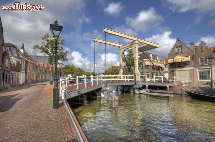 Immagine Il ponte tipico di Alkmaar in Olanda - Così come i canali bassi, anche i ponti ovviamente non sono da meno. Guardando questa immagine sembra si tratti di un gioco o un'aggiunta di photoshop, invece è proprio quello che accade ad Alkmaar. I suoi ponti sono piccini esattamente come i suoi canali. Unica nota maestosa è data dagli edifici, ma tutto il resto è costruito secondo criteri architettonici che non eccedono, dolci e intimi - © jan kranendonk / Shutterstock.com