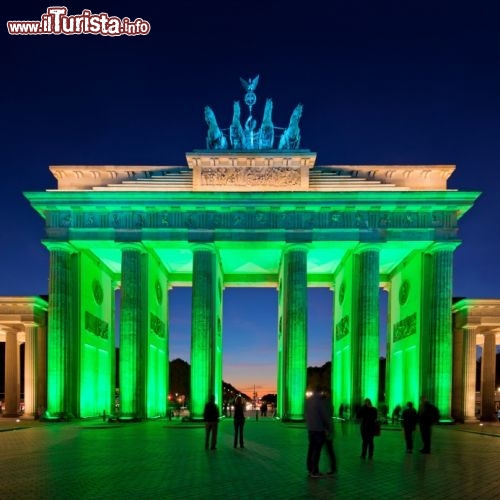 Immagine La porta di Brandeburgo illuminata durante il Festival delle luci di Berlino - © Nikada / iStockphoto LP.