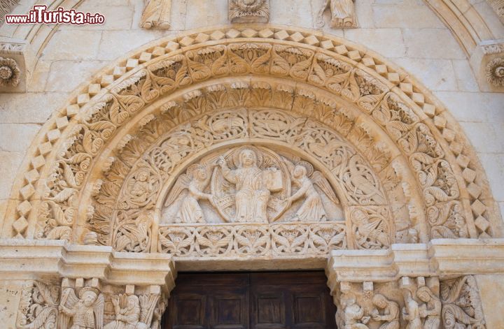 Immagine Portale in pietra Abbazia San Leonardo, si trova a circa 10 km da Manfredonia - © Mi.Ti. / Shutterstock.com