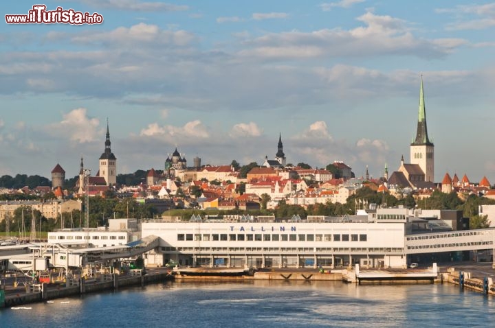 Immagine Il porto di Tallinn, nella Città Vecchia, è tra i più importanti del Mar Baltico, con collegamenti regolari con Helsinki (Finlandia), Stoccolma (Svezia), Rostock (Germania) e San Pietroburgo (Russia) - © Igor Sokolov (breeze) / Shutterstock.com