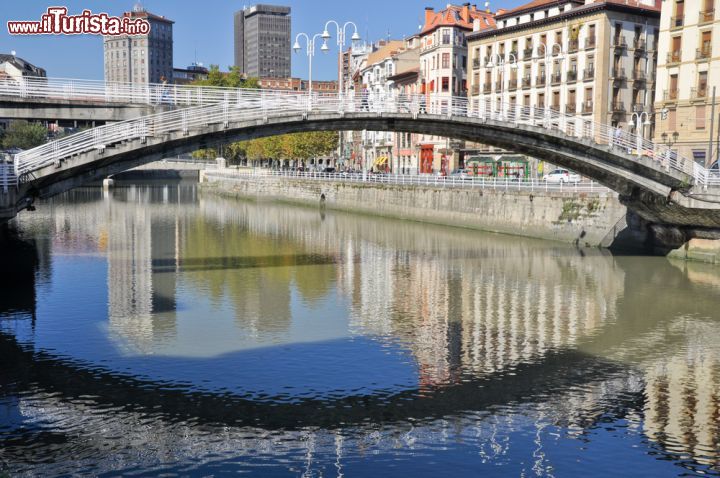 Immagine L'attuale Puente de la Ribera (noto anche come Puente de San Francisco) di Bilbao fu costruito nel 1939 per sostituire il precedente pote di ferro - foto © Alberto Loyo / Shutterstock