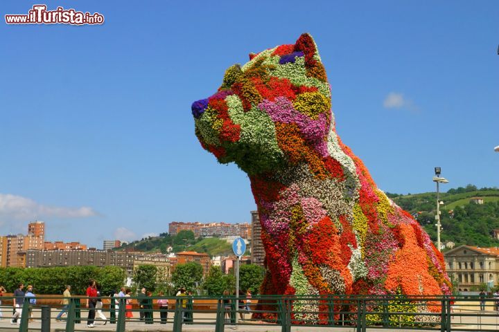 Immagine Puppy, la celebre scultura floreale opera dell'artista Jeff Koons situata presso il Guggenheim Museum di Bilbao (Paesi Baschi, Spagna) - foto © Pixachi / Shutterstock