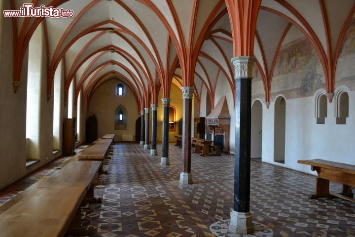 Immagine Refettorio, Castello di Malbork: è uno dei refettori del castello. Si trova nel Castello Alto ed era utilizzato dai monaci, che qui potevano mangiare assieme ai compagni, ma rigorosamente senza parlare.