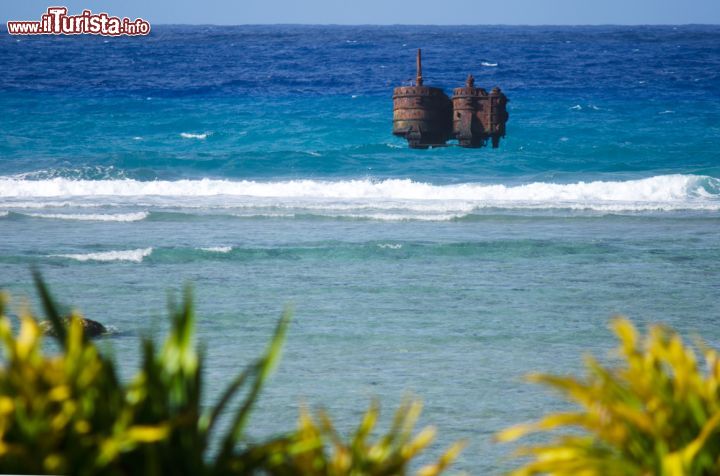 Immagine Il relitto della Royal Mail Steamer Maitai che naufragò sul reef davanti ad Avarua sull' Isola di Raotonga (Isole Cook) il giorno di Natale del 1916 - © 156250757 / Shutterstock.com