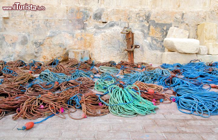 Immagine Le funi delle reti colorate dei pescatori, foografate sulla banchina del porto di  St Julian's a Malta - © anyaivanova / Shutterstock.com