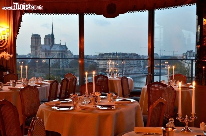 Immagine Il famoso ristorante La Tour d'Argent con vista su Notre Dame a Parigi - © latourdargent.com