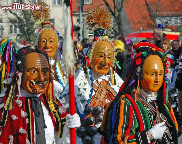 Immagine Rottweiler Fassnacht il Carnevale della citta di Rottweil in Germania: ecco la sfilata dei matti, Narrensprung, una tradizione secolare che rende questo carnevale un evento unico  - ©  Guido Radig - CC BY 3.0 Wikimedia Commons.