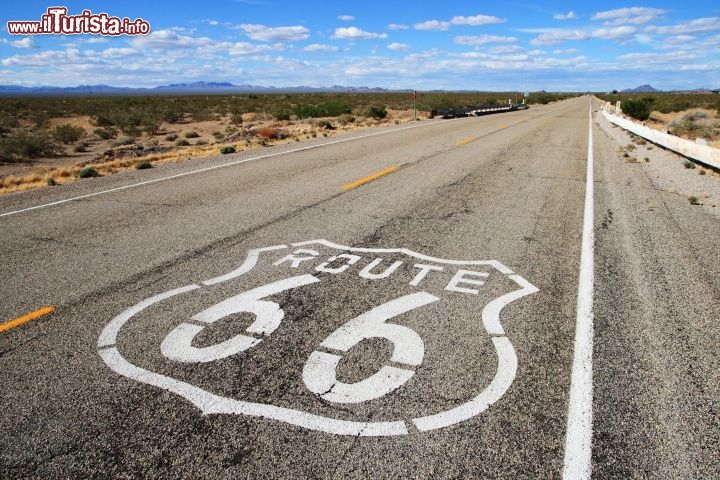 Immagine Il simbolo della Route 66 impresso sull'asflato della California