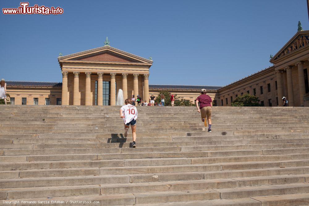 Immagine Runners sugli scalini del Philadelphia Art Museum, Pennsylvania (USA). D'ispirazione neo greca, questa costruzione è stata inaugurata nel 1877 - © Fernando Garcia Esteban / Shutterstock.com