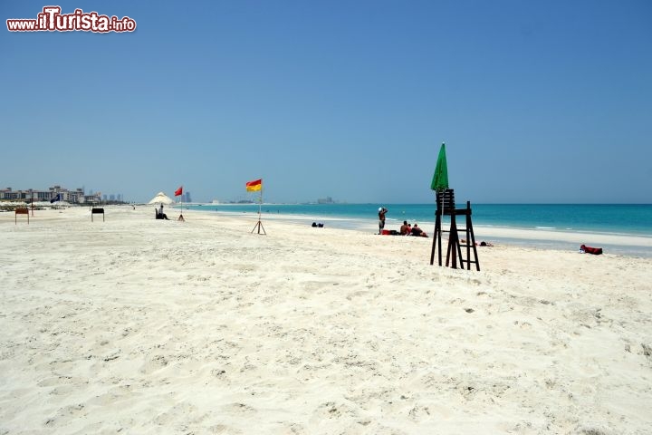 Immagine Saadiyat Beach, Abu Dhabi: questa è la spiaggia pubblica di Saadiyat Island, grande e pressoché selvaggia, probabilmente la più bella di Abu Dhabi. Qui è in previsione la costruzione di nuovi hotel, che completeranno l'offerta turistica dell'isola.