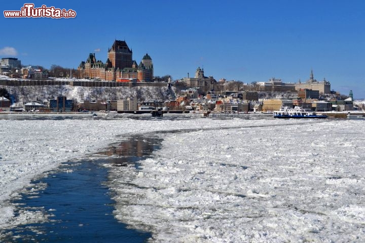 Immagine Fiume Saint-Laurent: la scia del traghetto sulle acque ghiacciate del fiume Saint-Laurent che scorre attraverso la città di Ville de Québec. Sullo sfondo si nota la sagoma inconfondibile dello Chateau Frontenac.