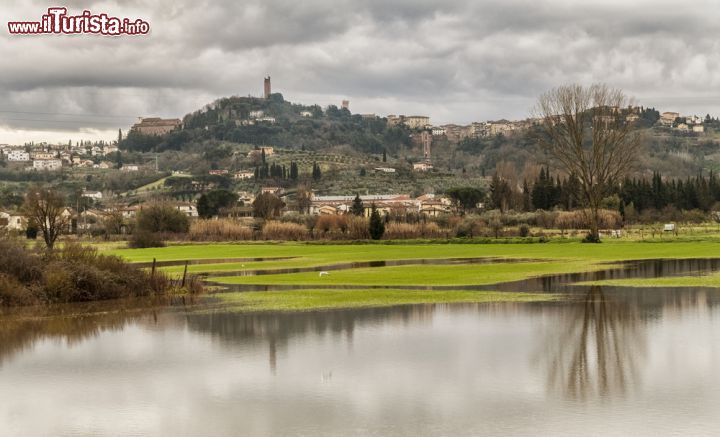 Immagine San Miniato fotografata dalle rive del fiume Arno in Toscana - © Marco Taliani de Marchio / Shutterstock.com