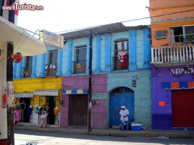 Immagine San Pedro Pochutla: sulla strada principale che attraversa la cittadina si affacciano case dai colori accesi che contribuiscono a rendere, se possibile, ancora più caotico e vivace il primo impatto con la località ai viaggiatori che escono dalla stazione dei bus.