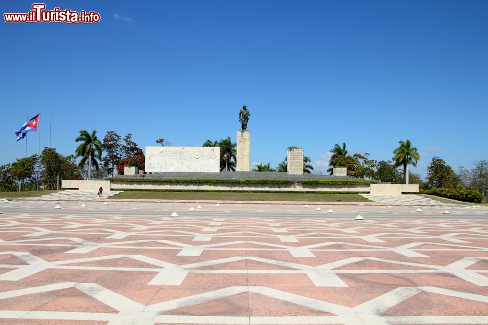 Immagine Il memoriale di Che Guevara in Plaza de la Revolución, lungo Avenida de los Desfiles a Santa Clara (Cuba) - foto © Shutterstock.com