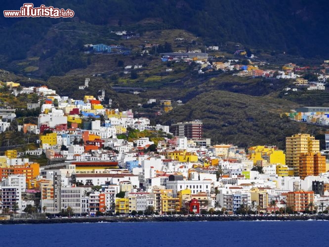 Immagine Santa Cruz de La Palma è la città capoluogo dell'isola di La Palma. Conta circa 16.000 abitanti - © Karol Kozlowski / Shutterstock.com