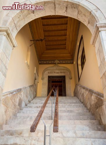 Immagine Scalinata del castello di Castelldefels, Spagna - Particolare architettonico dell'edificio medievale simbolo della cittadina spagnola © Alberto Zamorano / Shutterstock.com