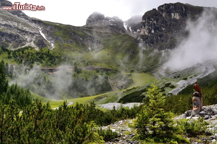 Immagine Schlick 2000, Valle dello Stubai: i sentieri lungo i versanti delle montagne del Tirolo conducono a luoghi di una bellezza incantevole, ideali per abbandonarsi alla contemplazione del paesaggio.