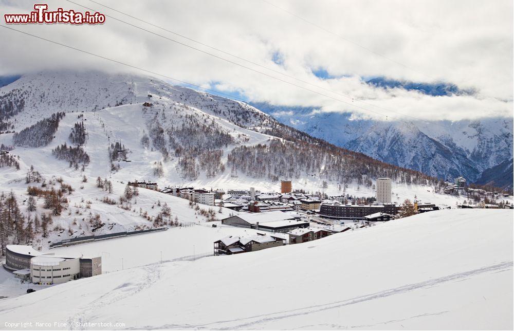 Immagine Sci e alberghi a Sestriere meta ideale vacanze sulla neve in Piemonte. - © Marco Fine / Shutterstock.com