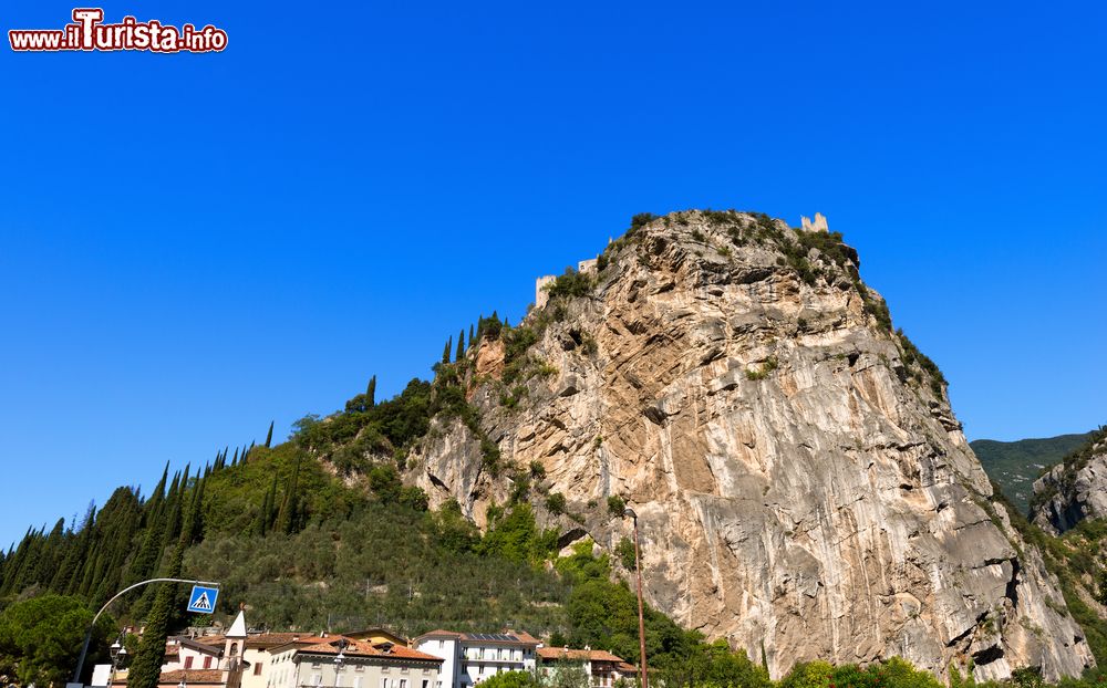 Immagine Scogliere di Arco, Trentino. Lo sperone di roccia con il castello di Arco.