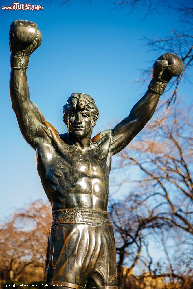 Immagine La scultura in bronzo di Rocky Balboa di fronte al Museo di Arte di Philadelphia, Pennsylvania. E' stata realizzata per Rocky III - © Atmosphere1 / Shutterstock.com