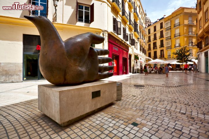 Immagine Una scultura di José Seguiri, omaggio al poeta Rafael Pérez Estrada. La scultura si trova in calle Bolsa a Malaga, Andalusia - foto © Kushch Dmitry / Shutterstock