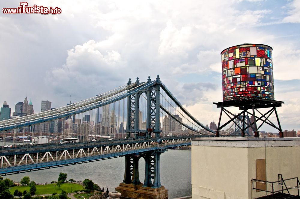 Immagine Water tower a Brooklyn: questo serbatoio d'acqua è stto trasformato in una scultura da Tom Fruin un artista di Brooklyn. Illuminata di notte è diventato un simbolo a fianco del Manhattan bridge di New York CIty