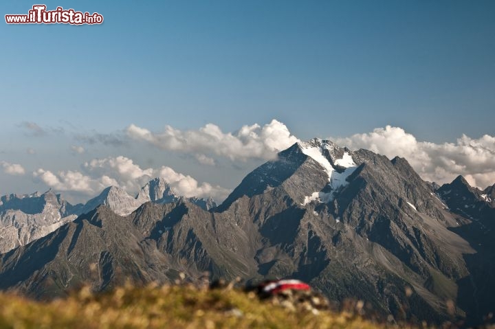 Immagine Habicht, Seven Summits: dalla sua vetta è possibile avere una veduta completa di diverse catene montuose, come le Alpi dello Stubai, le Alpi Calcaree, quelle della Zillertal e le Dolomiti - Foto TVB Stubai Tirol, Andres Schoenher.