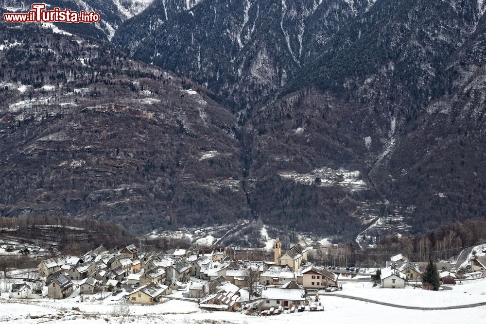 Immagine Panorama innevato nella frazione Mozzio di Crodo, Piemonte, Italia. Un bel paesaggio con la neve in attesa dell'arrivo della nuova stagione.