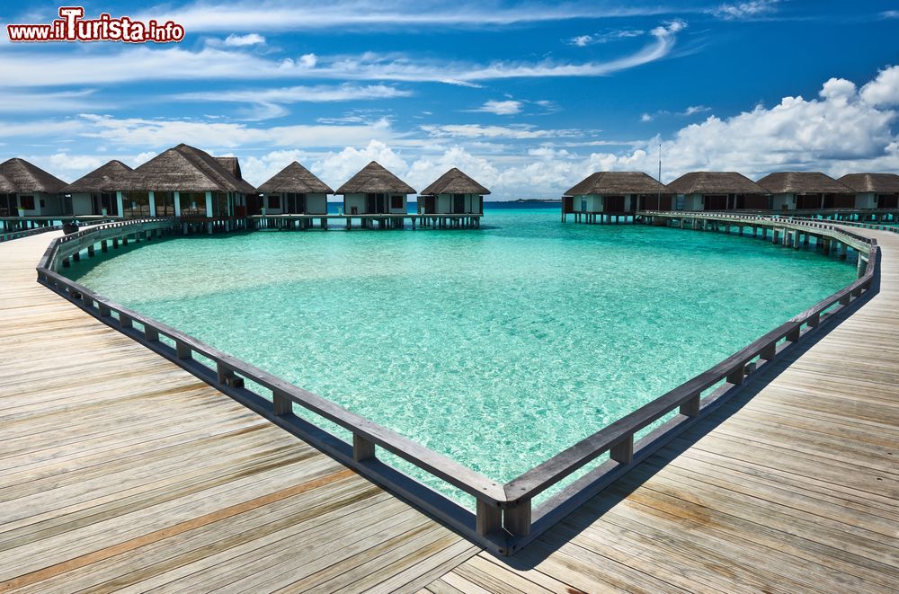 Immagine Un esclusivo resort dell'Atollo di Malé Sud, nelle isole Maldive, costruito direttamente sull'acqua incontaminata della laguna  - foto © Shutterstock.com
