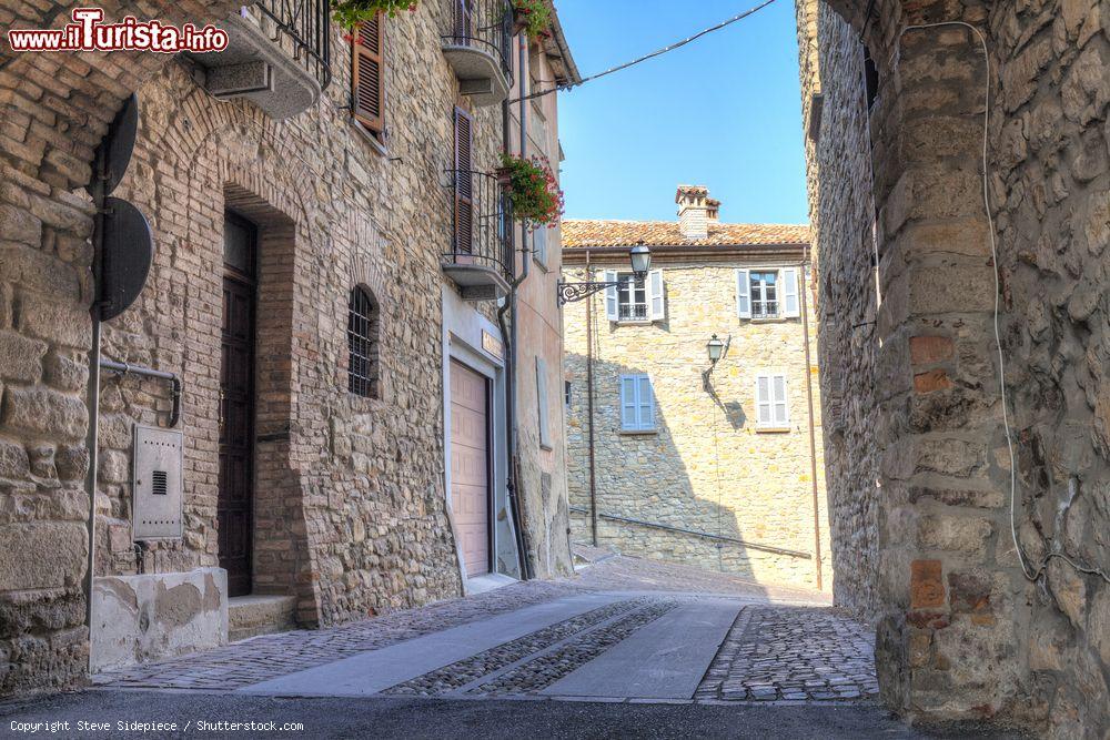 Immagine Le vie del centro storico medievale di Zavattarello in Lombardia - © Steve Sidepiece / Shutterstock.com