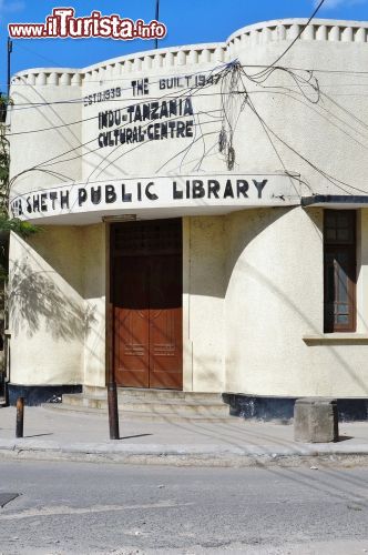 Immagine Particolare del centro di Dar es Salaam, Tanzania - Uno degli edifici del downtown di Dar che ospita biblioteca e centro culturale © EQRoy / Shutterstock.com