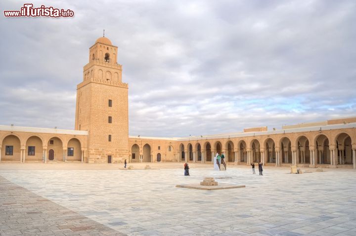 Immagine Grande Moschea di Kairouan, Tunisia -  Costruita da 'Uqba ibn Nafi a partire dal 670, che corrisponde all'anno 50 del calendario islamico, questa moschea è una delle più importanti della Tunisia tanto da essere considerata modello per tutte quelle successive del Maghreb. Con una superficie di circa 9 mila metri quadrati, comprende una sala per le preghiere, un cortile pavimentato in marmo e un minareto. Durante il periodo degli Aghlabidi la moschea di Kairouan è stata anche un centro universitario © Marcin Sylwia Ciesielski / Shutterstock.com