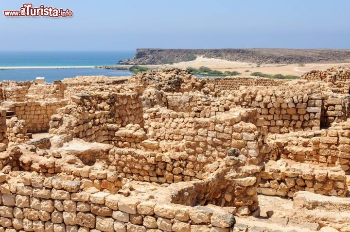 Immagine Sito archeologico Khor Rori / Sumhuram nei pressi di Salalah, regione di Dhofar in Oman - © KamilloK  / Shutterstock.com