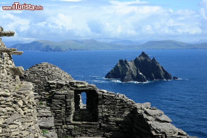 Immagine Il fascino medievale di Skellig Michael l'isola remota, Patrimonio dell'Umanità dell'UNESCO, posta al largo delle coste dell'Irlanda. Più indietro la più piccola Little Skellig