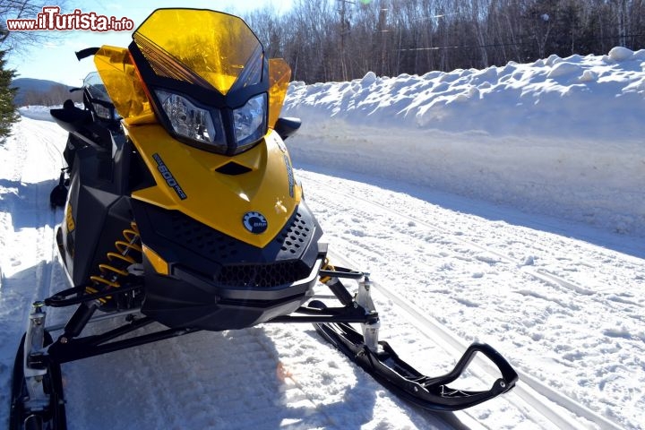 Immagine Ski-doo, regione di Charlevoix: la motoslitta - o ski-doo - è uno dei mezzi più comuni per muoversi in inverno. Nel solo Québec esistono almeno 200 motoclub di appassionati, che contano un totale di 12000 membri iscritti.
