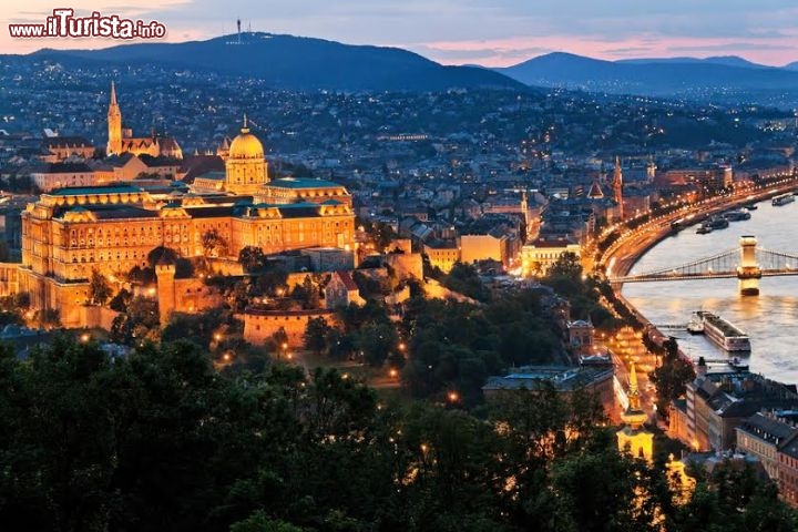 Immagine Skyline di Budapest al tramonto - Sarà per il fascino del grande Danubio blu, per i monumenti storici, la posizione geografica o i locali ospitati sul territorio cittadino...Budapest è una delle più affascinanti città del mondo. Adagiata sulle sponde del più lungo fiume navigabile dell'Unione Europea, la capitale ungherese è meta ogni anno di milioni di turisti. Con il calar del sole il suo  skyline è ancora più suggestivo.